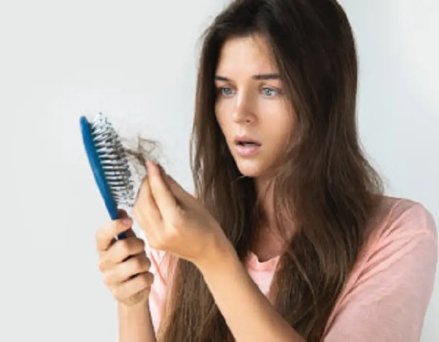 Perdita di capelli, unghie fragili e carenza vitaminica, c'è un nesso?