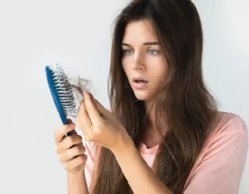 Perdita di capelli, unghie fragili e carenza vitaminica, c'è un nesso?