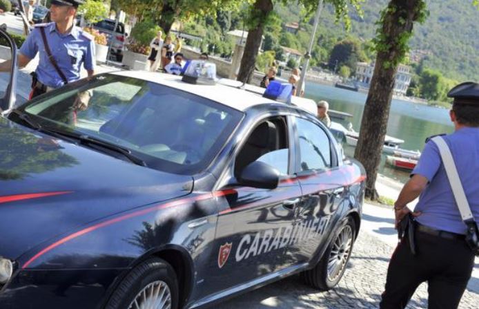 Senza costume in una spiaggia pubblica di Mergozzo, denunciato ossolano