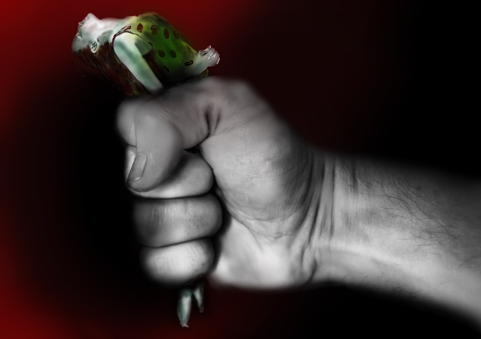 Umiliazioni e maltrattamenti alla moglie: condannato 87enne cossatese