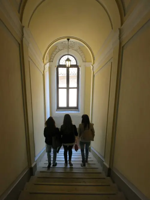 Docente molestava studentessa: è finito nei guai