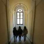 Docente molestava studentessa: è finito nei guai