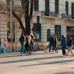 La società cambia attraverso le abitudini di ogni giorno, molto prima delle grandi trasformazioni