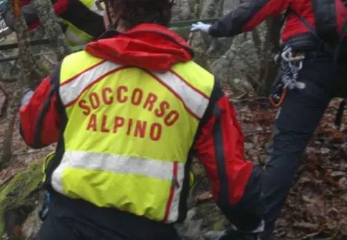 Cusio, donna si smarrisce nei boschi: notte al freddo in montagna