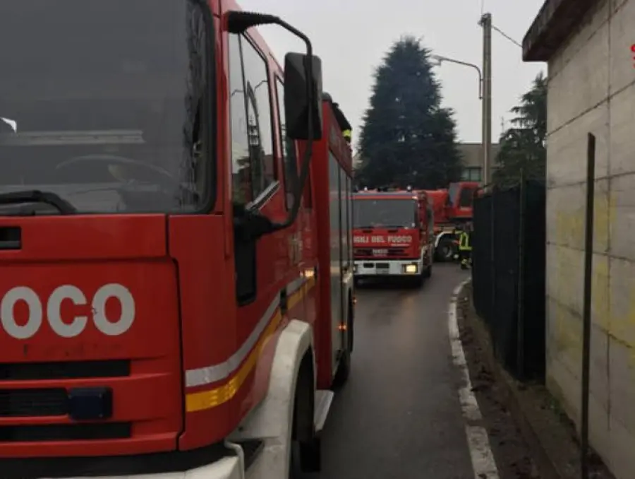 Incendio ad Armeno, due villette avvolte dalle fiamme