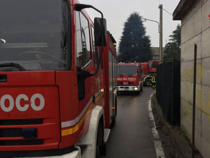Incendio ad Armeno, due villette avvolte dalle fiamme