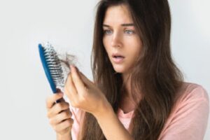 Perdita di capelli, unghie fragili e carenza vitaminica, c’è un nesso?
